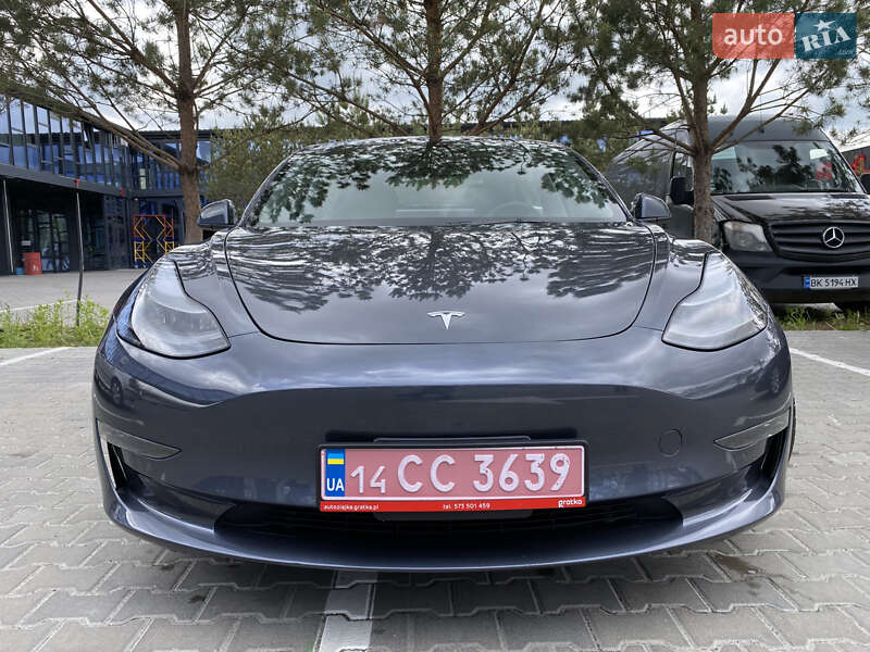 Седан Tesla Model 3 2022 в Ровно