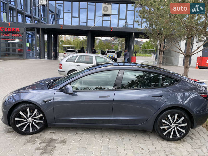 Седан Tesla Model 3 2022 в Ровно