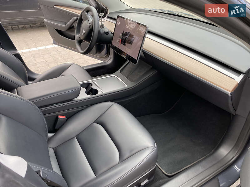 Седан Tesla Model 3 2022 в Ровно