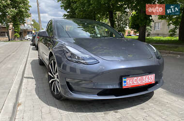 Седан Tesla Model 3 2022 в 