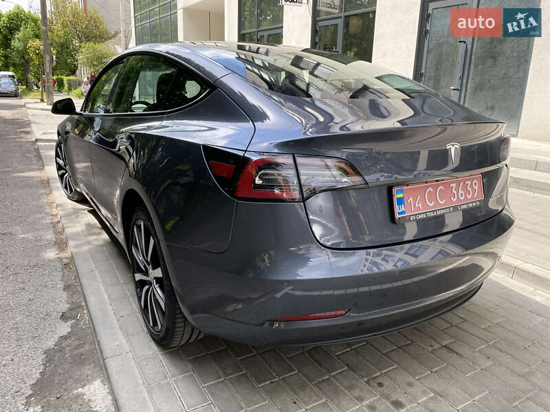 Седан Tesla Model 3 2022 в Ровно