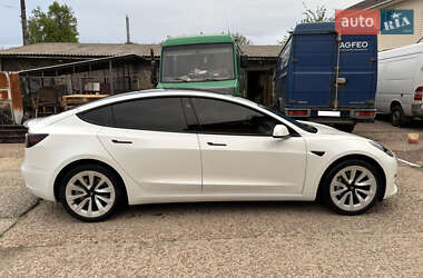 Седан Tesla Model 3 2022 в 