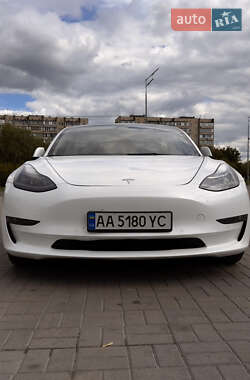 Седан Tesla Model 3 2022 в 