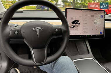 Седан Tesla Model 3 2022 в 