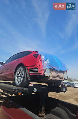 Седан Tesla Model 3 2022 в 