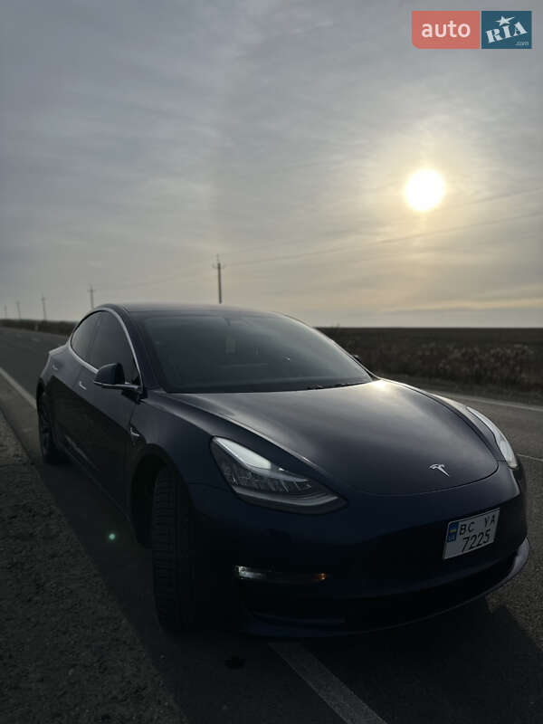 Седан Tesla Model 3 2018 в Львове