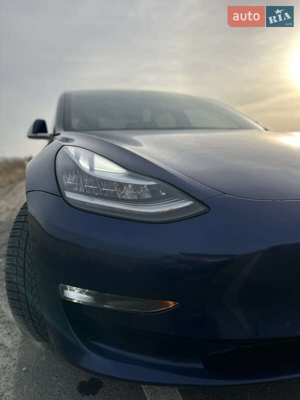 Седан Tesla Model 3 2018 в Львове