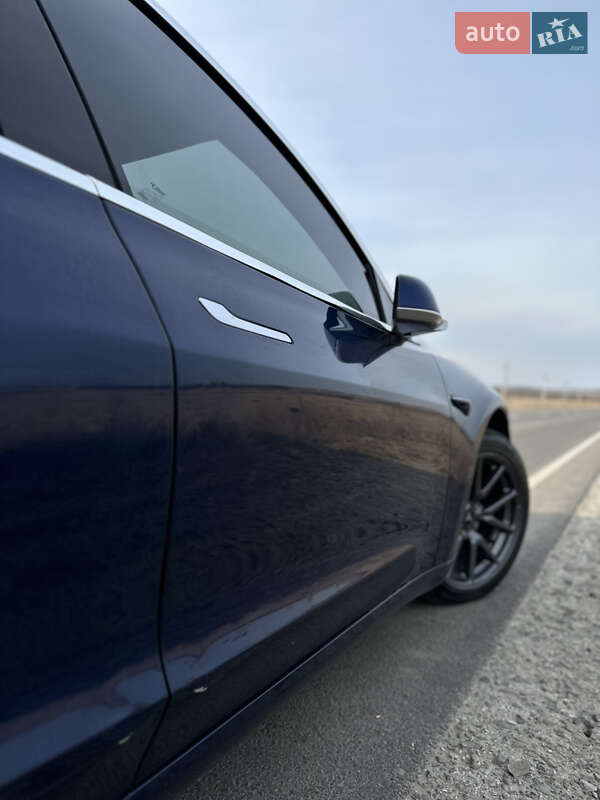 Седан Tesla Model 3 2018 в Львове
