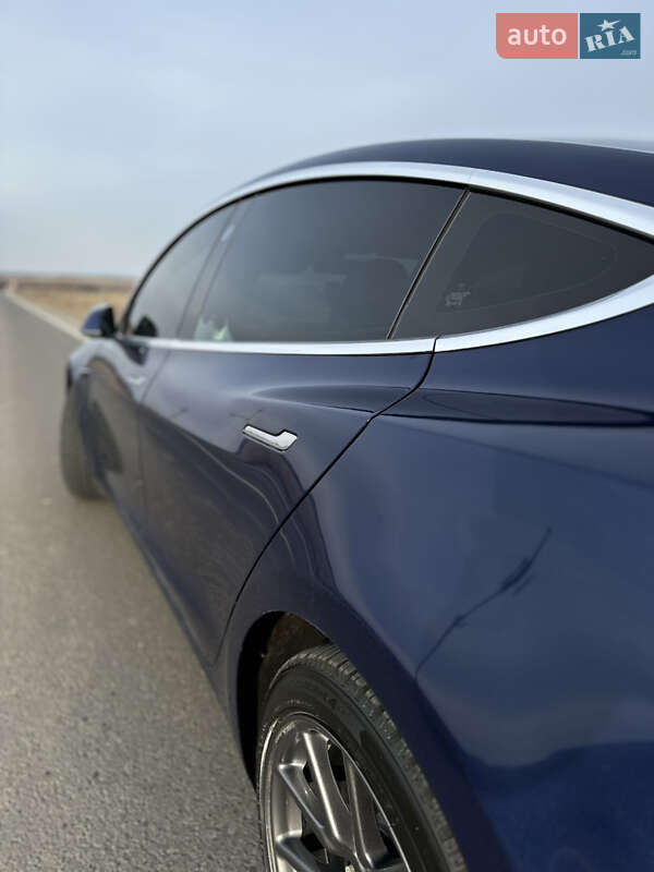 Седан Tesla Model 3 2018 в Львове