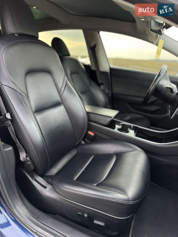 Седан Tesla Model 3 2018 в Львове