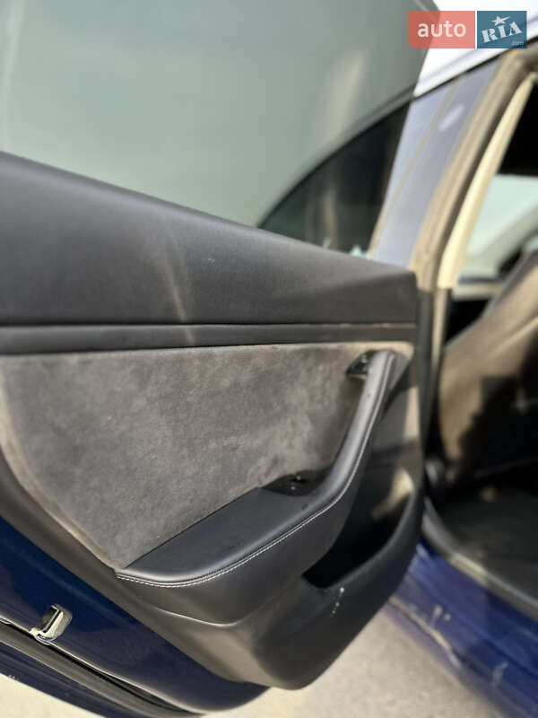 Седан Tesla Model 3 2018 в Львове