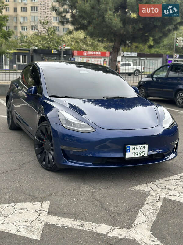 Седан Tesla Model 3 2022 в 