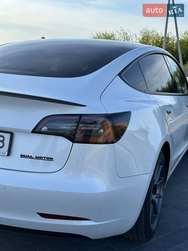 Седан Tesla Model 3 2021 в 