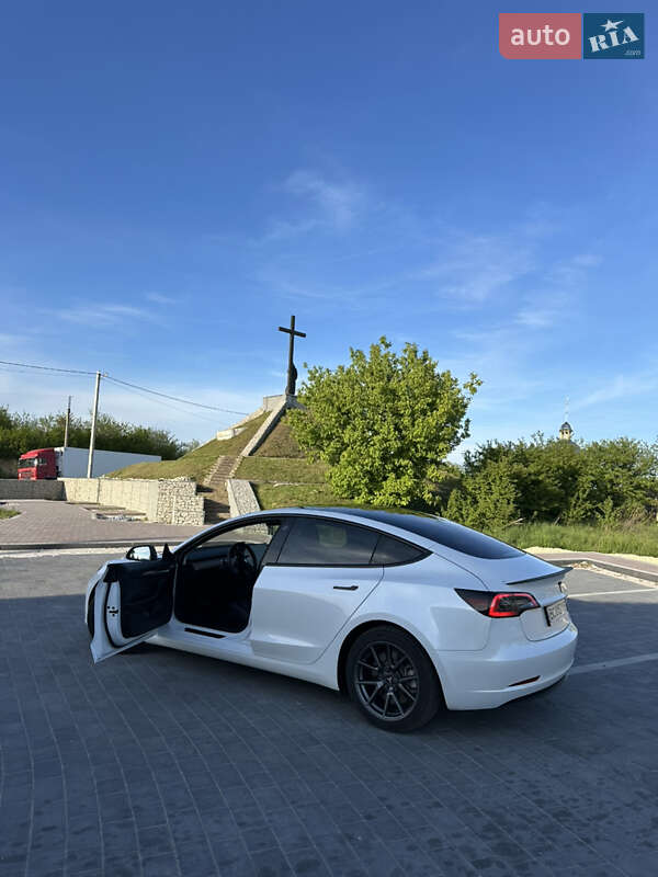 Седан Tesla Model 3 2021 в Львове