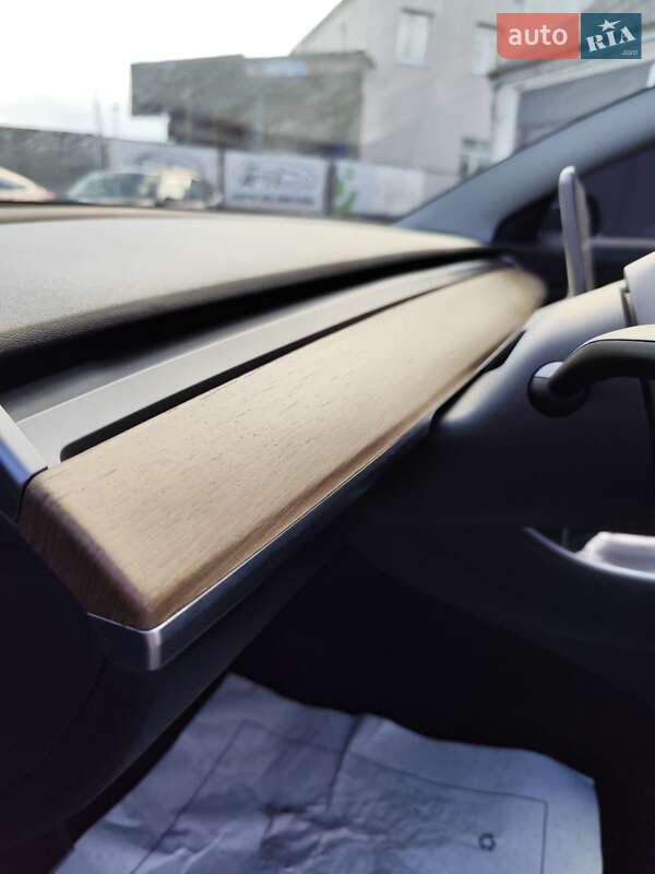 Седан Tesla Model 3 2019 в Чернигове