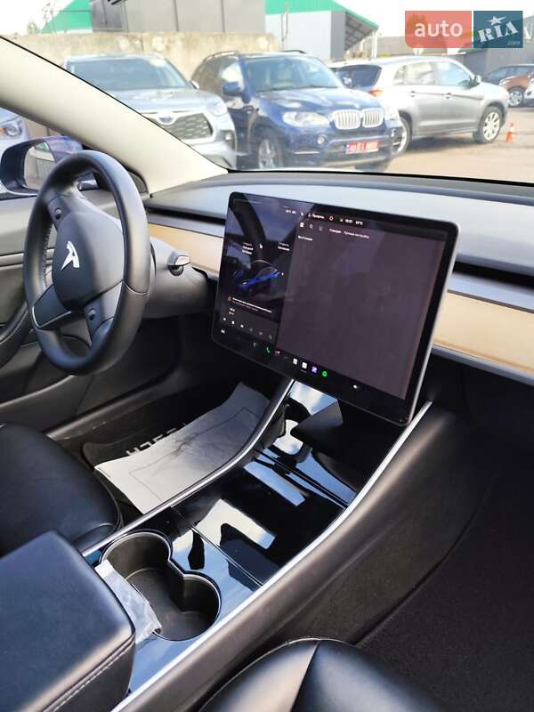 Седан Tesla Model 3 2019 в Чернигове