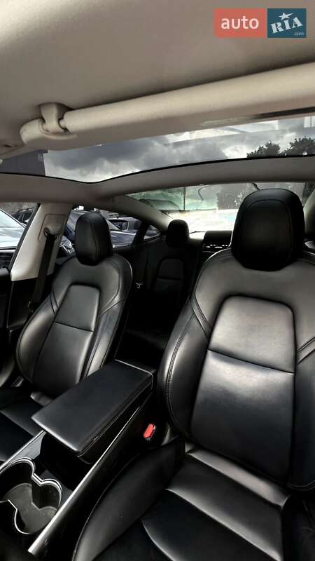 Седан Tesla Model 3 2019 в Чернигове