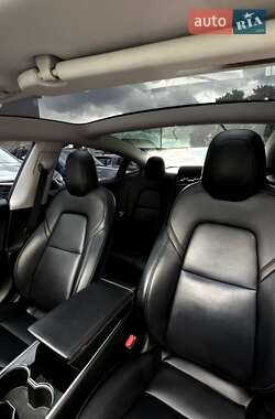 Седан Tesla Model 3 2019 в 
