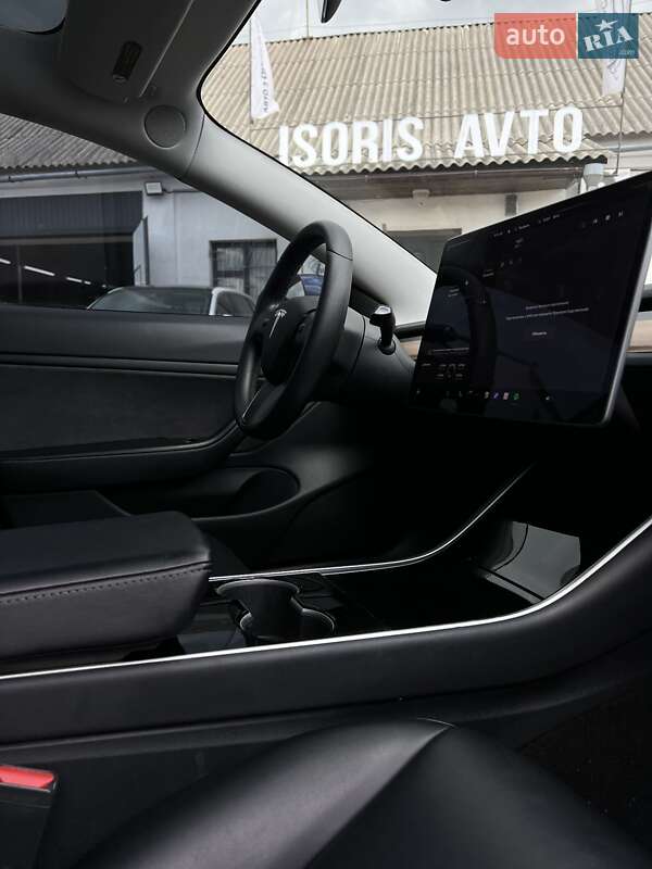 Седан Tesla Model 3 2019 в Чернигове