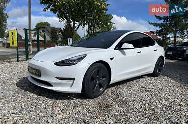 Седан Tesla Model 3 2022 в 
