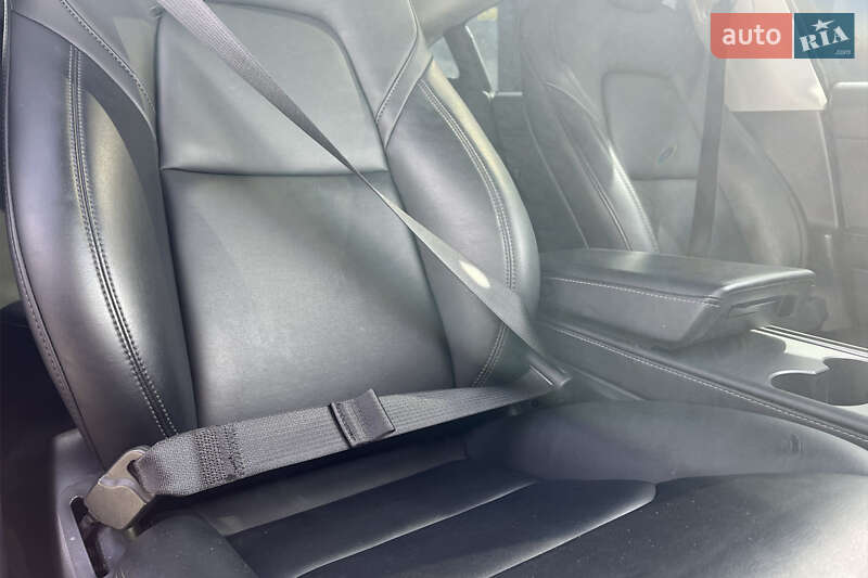 Седан Tesla Model 3 2022 в Коломые