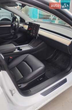 Седан Tesla Model 3 2023 в 
