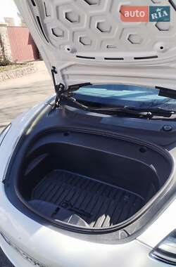Седан Tesla Model 3 2023 в 