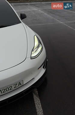 Седан Tesla Model 3 2022 в 