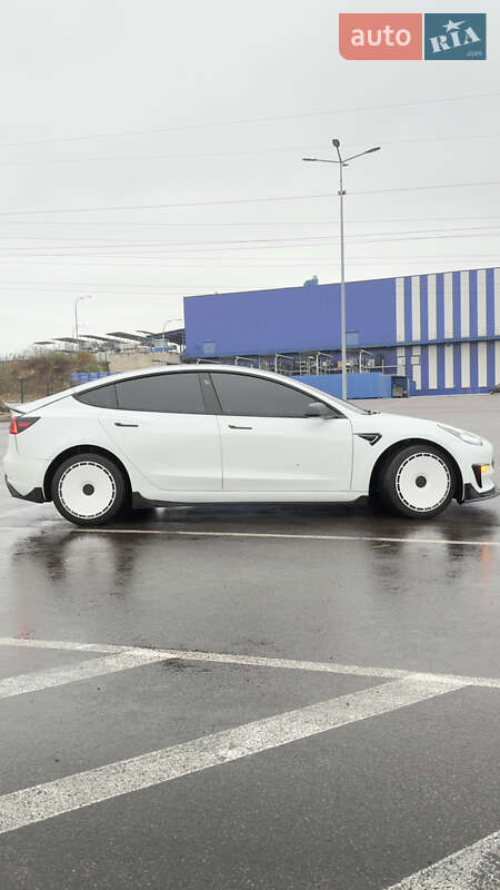 Седан Tesla Model 3 2022 в Ровно