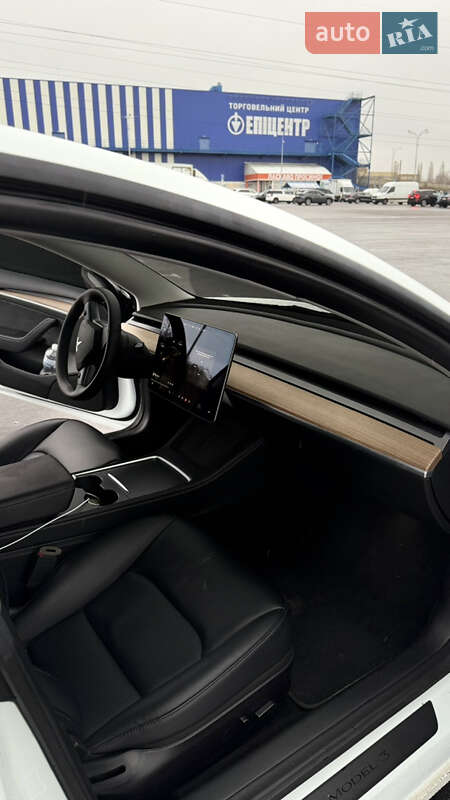 Седан Tesla Model 3 2022 в Ровно