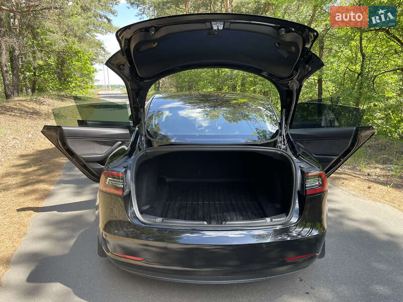 Седан Tesla Model 3 2019 в Бородянці