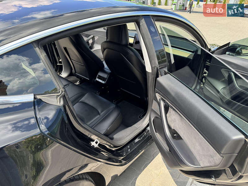 Седан Tesla Model 3 2018 в Одесі