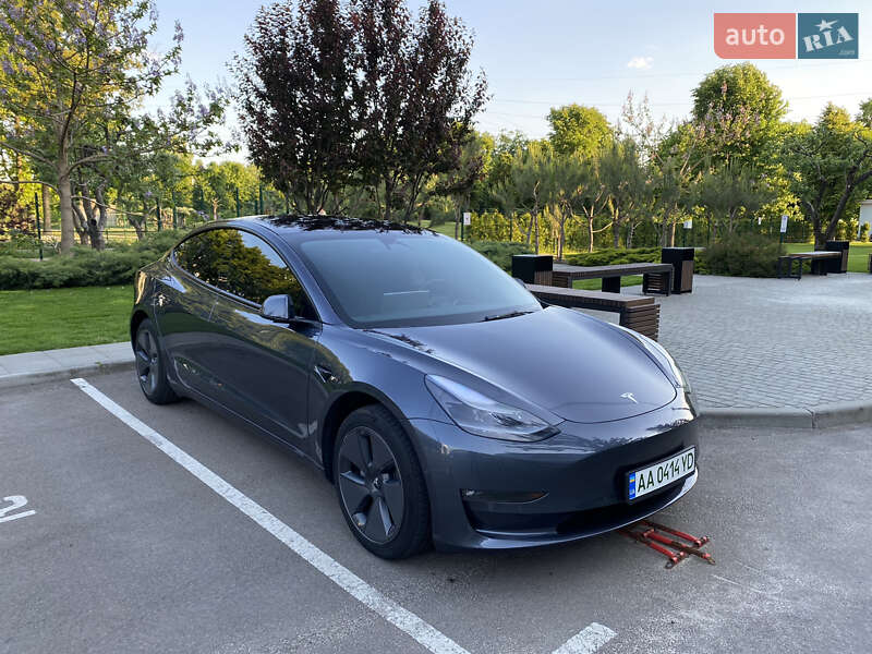 Седан Tesla Model 3 2022 в 