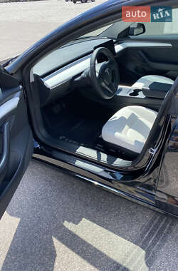 Седан Tesla Model 3 2021 в 