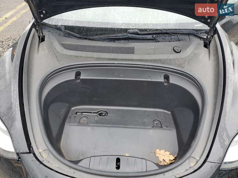 Седан Tesla Model 3 2020 в Львове