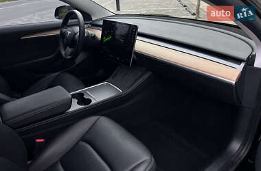 Седан Tesla Model 3 2021 в 