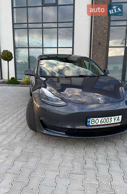 Седан Tesla Model 3 2022 в 
