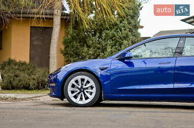 Седан Tesla Model 3 2022 в 
