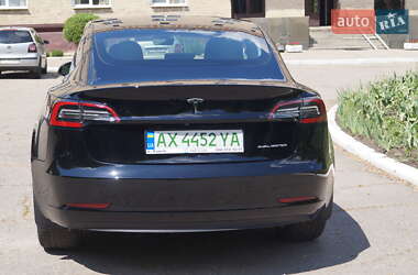 Седан Tesla Model 3 2022 в 