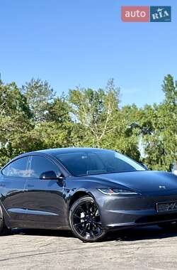 Седан Tesla Model 3 2024 в 