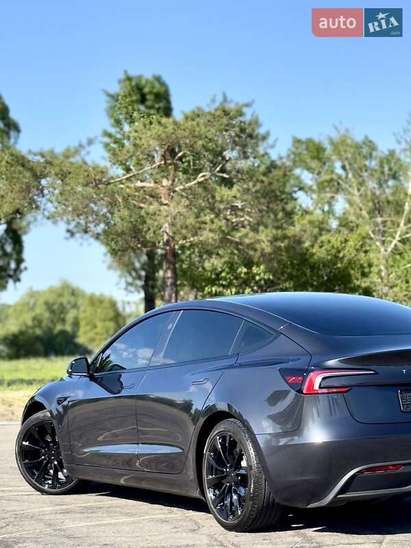 Седан Tesla Model 3 2024 в Дніпрі