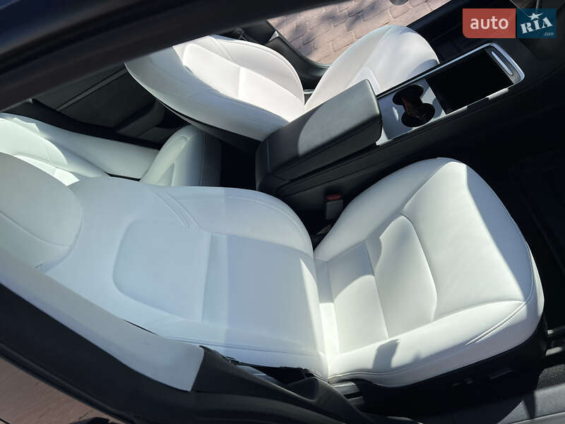 Седан Tesla Model 3 2023 в Полтаві