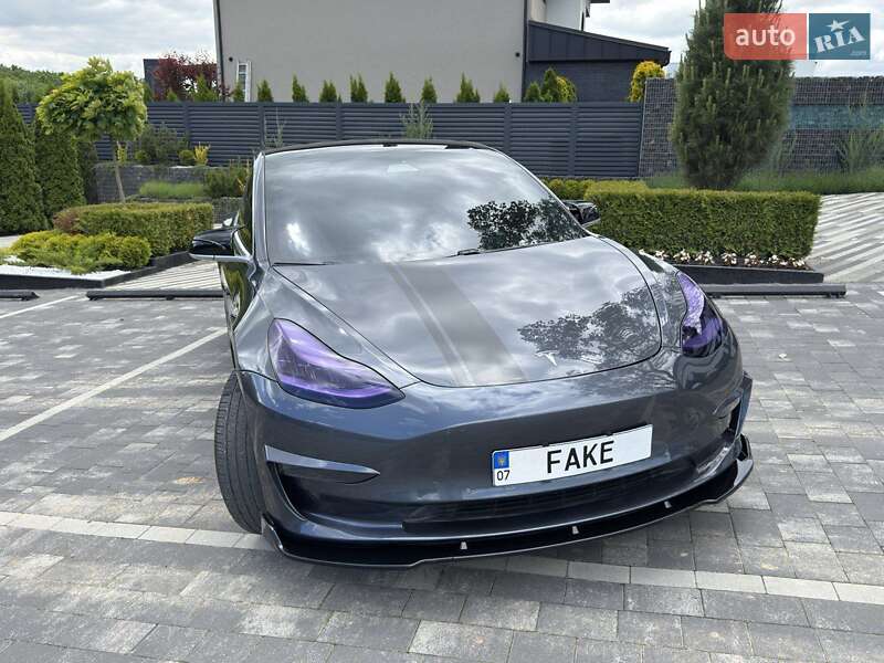 Седан Tesla Model 3 2020 в Ужгороді