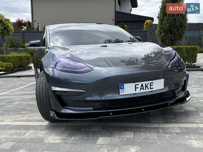 Седан Tesla Model 3 2020 в Ужгороді
