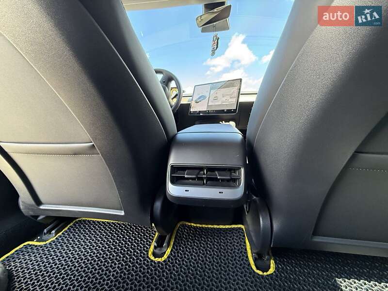 Седан Tesla Model 3 2020 в Ужгороді