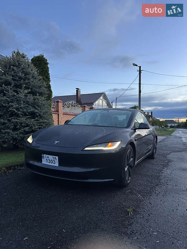 Седан Tesla Model 3 2024 в 