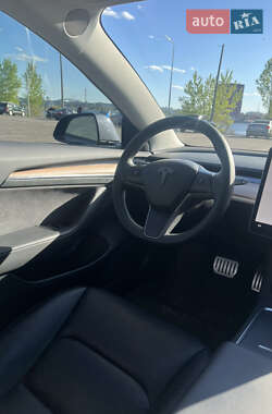 Седан Tesla Model 3 2023 в 