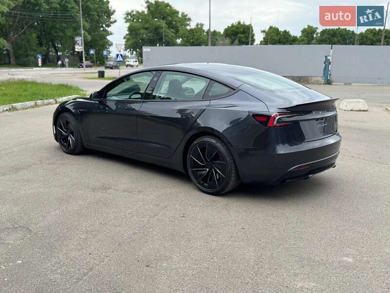 Седан Tesla Model 3 2024 в 
