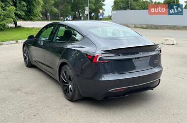 Седан Tesla Model 3 2024 в 