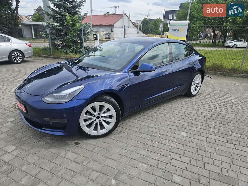 Седан Tesla Model 3 2022 в 